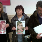 Pilar Castrillo sostiene la fotografía de su hija Sara, junto a los padres de Ana Isabel Buiza.