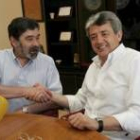 Ángel Penas y Miguel Martínez sellan el acuerdo con un apretón de manos