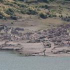 Lagüelles emerge bajo la sequía del Luna