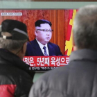 Un grupo de surcoreanos miran el discurso de fin de año del líder norcoreano Kim Jong-un en una televisión de una estación de tren de Seúl.