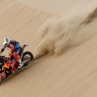 Sam Sunderland (KTM), actual campeón del Dakar, en la etapa de hoy, en Perú, poco antes de sufrir el accidente que le obligó a abandonar.