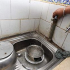 Para lavar la ropa, los cacharros o ducharse los vecinos siguen usando el agua del grifo.