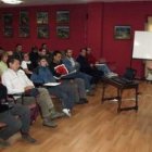 Nicanor Sen, presidente de la mancomunidad, con los alumnos del taller de forestales.