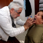 Javier Marcos hace un exudado faríngeo a una paciente en Villar de Mazarife