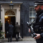 Un policía patrulla frente la residencia de Theresa May. ANDY RAIN