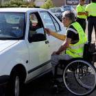 Voluntarios de Aspaym conciencian a los conductores de los riesgos en la carretera