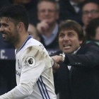 Diego Costa, con una herida en la cara, celebra con su técnico, Antonio Conte, el que sería el gol de la victoria del Chelsea frente al Crystal Palace.