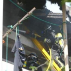 Una grúa ayudó a los bomberos a sofocar el fuego en el tejado de las viviendas.