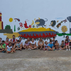 Imagen del mural pintado ayer, bajo la dirección de Lolo, en la fachada del frontón.