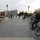Un ciclista encara el puente de San Marcos, una zona de paso para bicicletas y peatones. JESÚS F. SALVADORES