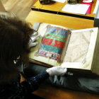 Teresa Mezquita, directora del Departamento de Manuscritos, muestra una de las espléndidas ilustraciones del Beato de Fernando I y Sancha, que perteneció a San Isidoro y hoy está en la Biblioteca Nacional.