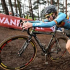 La ciclista belga Femke Van Den Driessche durante la prueba de cicclocross en Heusden-Zolder en la que la UCI ha descubierto un motor escondido en su bicicleta.