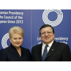 La presidenta lituana, Dalia Grybauskaite, y el presidente de la Comisión Europea, José Manuel Durao Barroso, este jueves en Vilna.