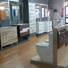 Sección de fontanería y baños en la exposición de Saneamientos Campos. dl