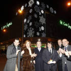 Los cantantes y hermanos Café Quijano (primero, tercero y cuarto por la derecha) inauguraron la iluminación.