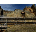 Vista de los andamios colocados en los lienzos del castillo, desde los que se procederá a los trabajos de consolidación.