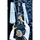 Davydenko alza el trofeo de campeón del Masters.