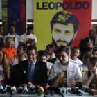 El presidente de Venezuela, Juan Guaidó, con una foto de Leopoldo López