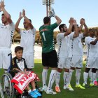 Slavi Martínez, izquierda, recibe el cariño de la Cultural.