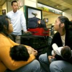 Un grupo de viajeros ecuatorianos esperan en la Terminal 1 de Barajas