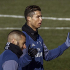 Cristiano Ronaldo y Benzema, durante el entrenamiento de este martes en la ciudad deportiva de Valdebebas.