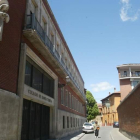 La fachada actual del colegio Santa Teresa de León, heredero de aquella academia que escribió el inicio de una historia centenaria.