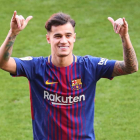 El centrocampista brasileño Philippe Coutinho posa en el césped del Camp Nou durante su presentación con el Barça. ALEJANDRO GARCÍA