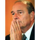 Chirac escucha a un periodista durante una de sus visitas a España