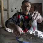 Una familia serbia hornea el tradicional pan de Pascua que pone hoy fin al ayuno. DJORDJE SAVIC