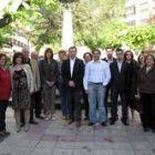 Nicanor Sen junto los miembros de las listas del PSOE