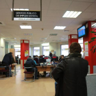 Parados en una de las oficinas de Empleo de León.