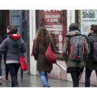 Unas chicas adolescentes pasean por las calles de Barcelona.