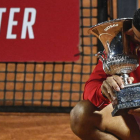 Djokovic besa el trofeo del Italian Open 2020. RICCARDO ANTIMIANIA