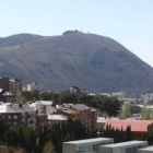 Vista de Ponferrada con la fachada norte del monte Pajariel al fondo, donde se creará un parque fore