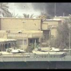 Tanques estadounidenses pasan por delante del hotel en el que se hospedan los periodistas antes de abrir fuego desde un puente en Bagdad.