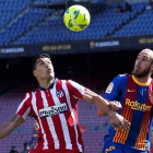 Luis Suárez dispuso de una de las ocasiones de gol más claras del Atlético pero falló. ENRIC FONTCUBERTA