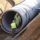 Operarios de Tragsa instalan la tubería de dos metros de diámetro y 24 toneladas de peso en el sector IV.