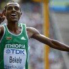 Kenenisa Bekele celebra su victoria en los 5.000 metros.