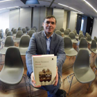 Mircea Cartarescu con su última obra, ‘Solenoide’, ayer en Granada MIGUEL ÁNGEL MOLINA