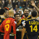 Los españoles celebran el último triunfo ante Croacia y su imbatiblidad en el Europeo.