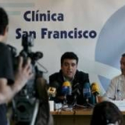 Ricardo Aller, consejero de la Clínica San Francisco, y el director médico, Serafín de Abajo
