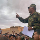 Un dirigente del Frente Polisario se dirige a un grupo de personas. JAVIER MARTÍN RODRÍGUEZ