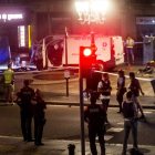 La furgoneta que ha provocado el atentado ocurrido ayer en las Ramblas de Barcelona. ANDREU DALMAU