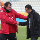 Manolo Díaz, a la izquierda, y José Luis Oltra se saludan antes del inicio del encuentro de Liga disputado en El Toralín.