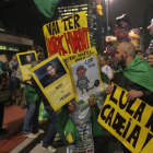 Manifestantes protestan contra el Gobierno brasileño, la pasada noche, en Sao Paulo (Brasil).