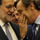 Mariano Rajoy (izquierda) y Rafael Hernando, en el pleno de investidura, en agosto.