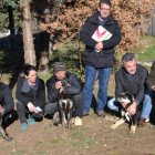 Los cachorros con sus nuevos propietarios.