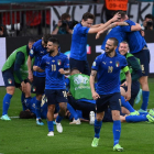 Los jugadores italianos festejan la victoria sobre Austria. LAURENCE GRIFFITHS