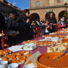 Imagen de la degustación de la tapa de ajo que tuvo lugar ayer en la plaza Mayor de Santa María. MEDINA