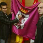 Los populares homoristas firmaron la bandera leonesa en el Club de la Prensa de Diario de León